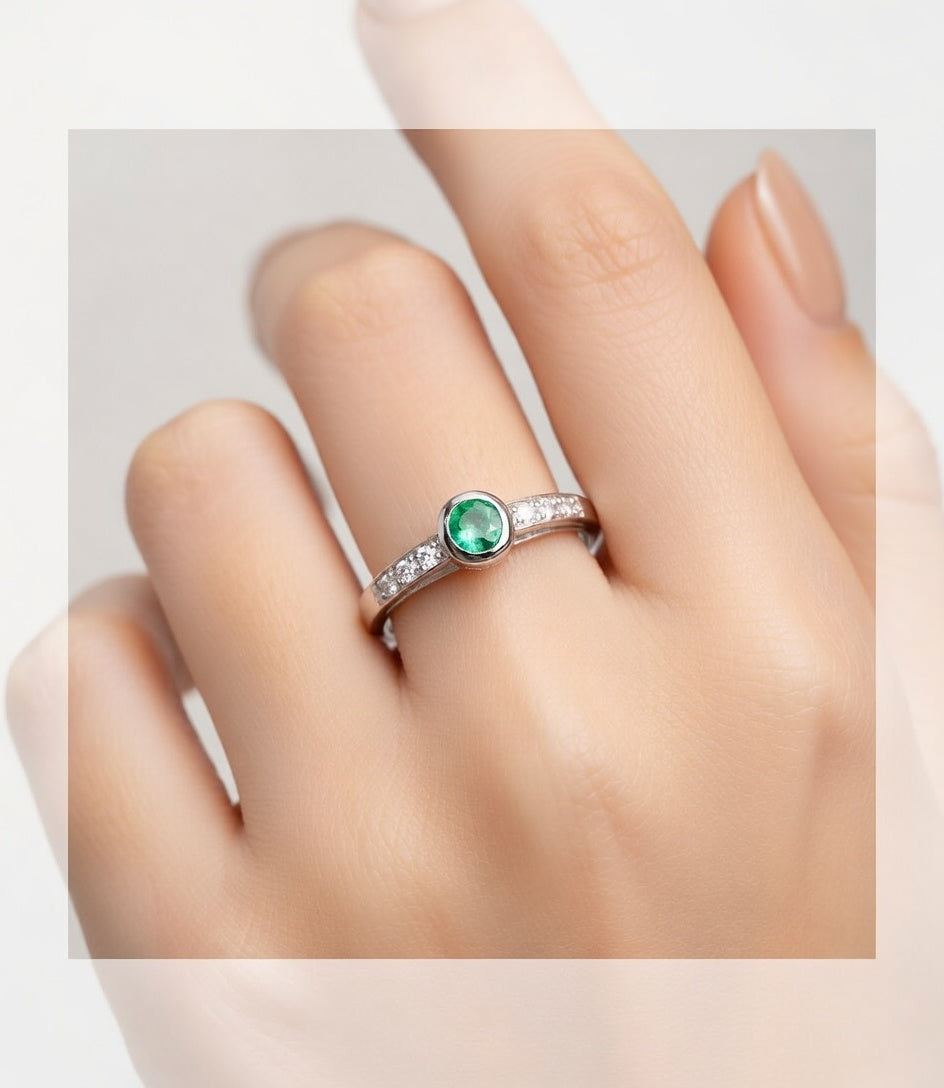 SORTIJA ORO BLANCO 18 KTES CIRCONITAS Y ESMERALDA